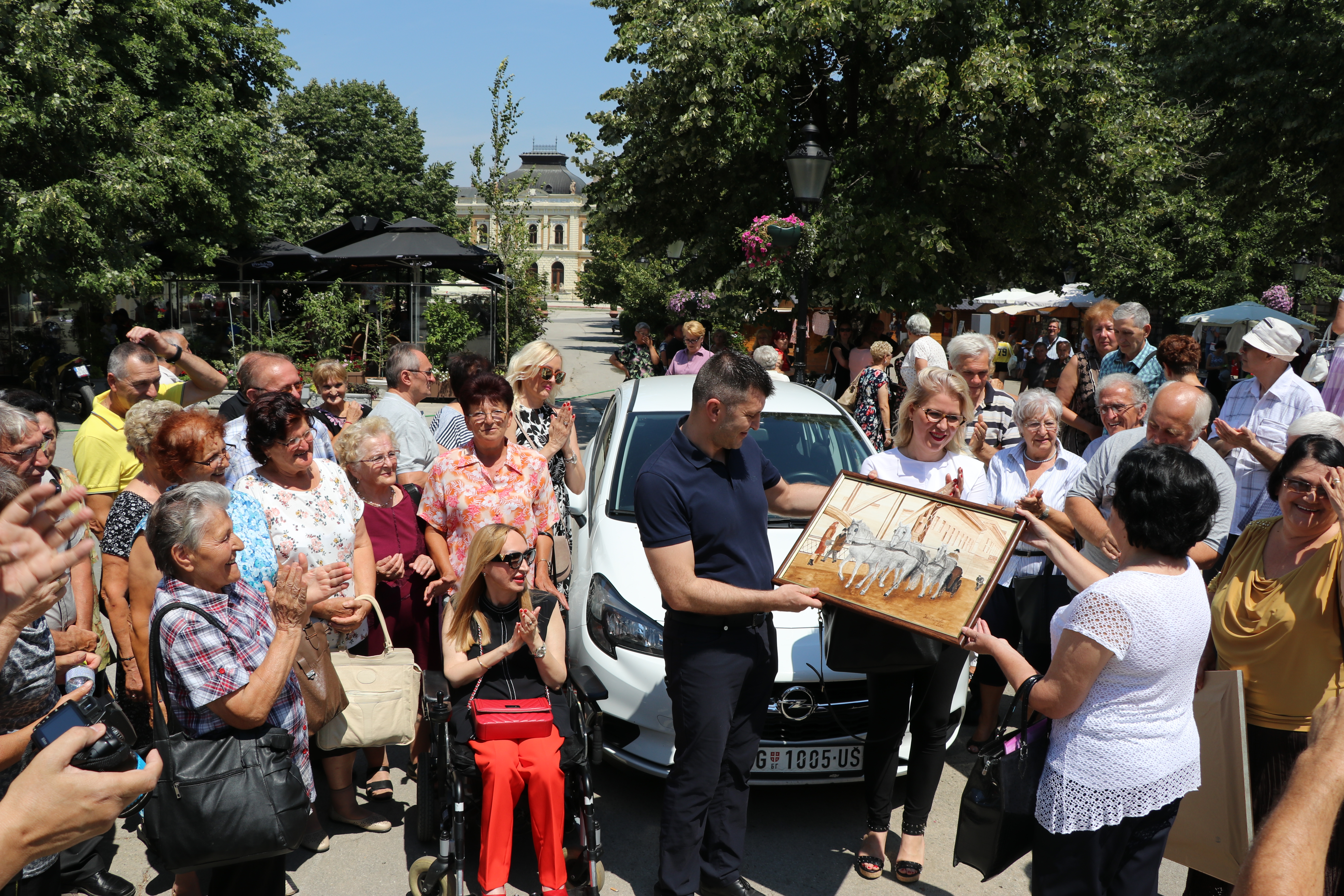 Министар Ђорђевић уручио је возило Савезу инвалида рада Војводине у Сремским Карловцима