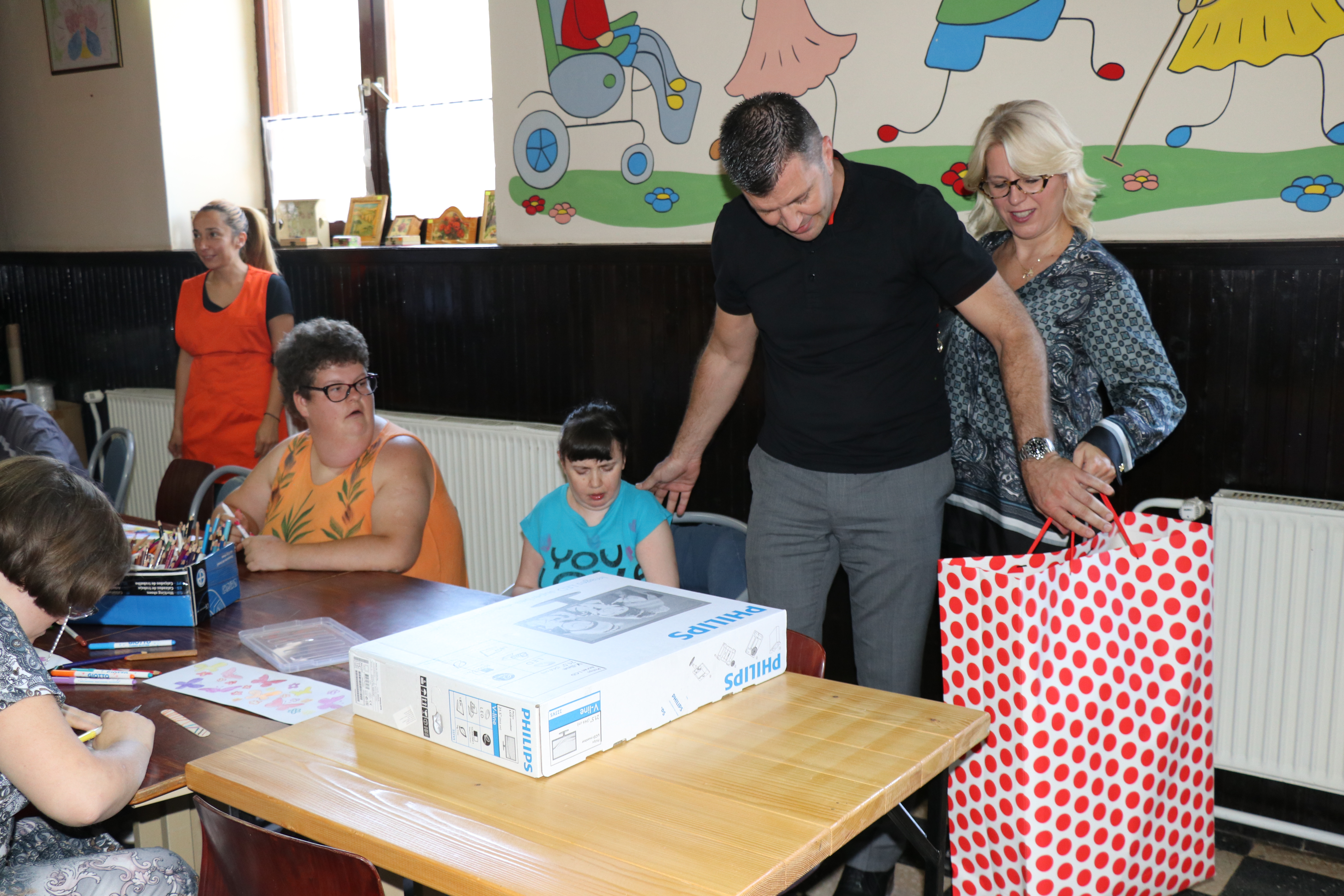 Министар Ђорђевић поклонио рачунар Дневном боравку за одрасла лица у Бачкој Тополи 