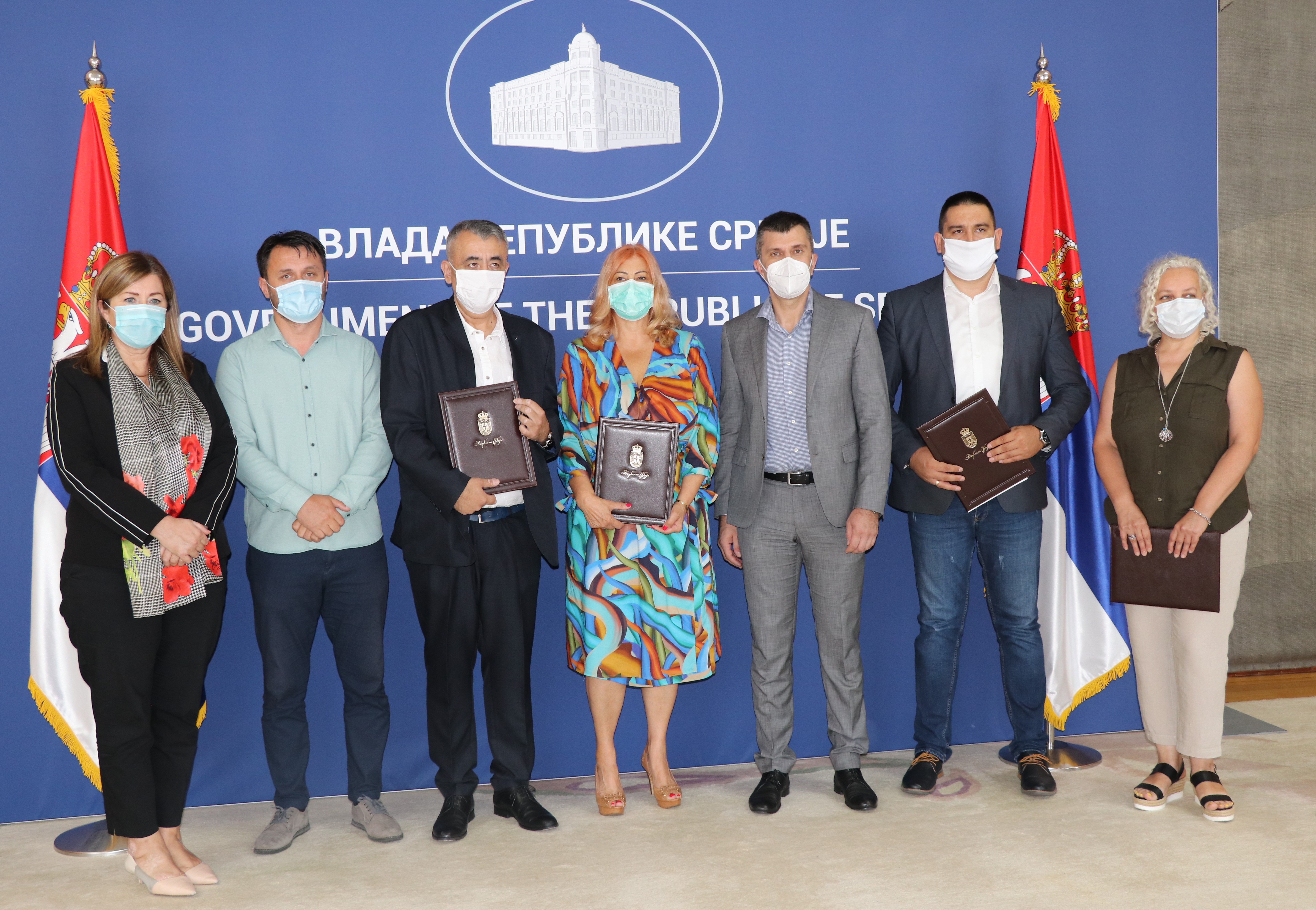 Удружењима уручени уговори за добијање средстава у циљу економског оснаживања жена из категорије једнородитељских породица