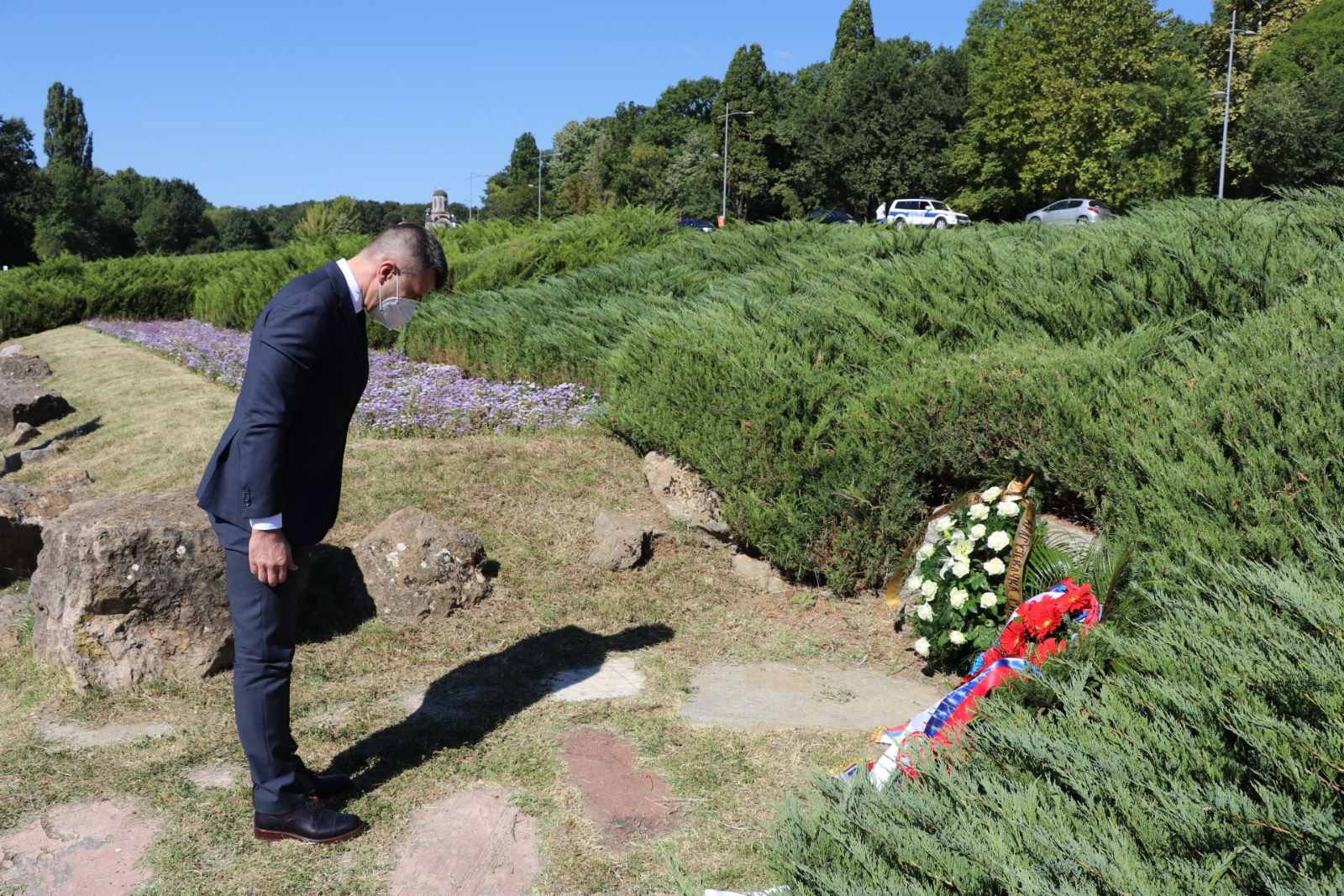 Ђорђевић положио венац на споменик V-3 крагујевачке гимназије у част сећања на стрељане ученике и учитеље