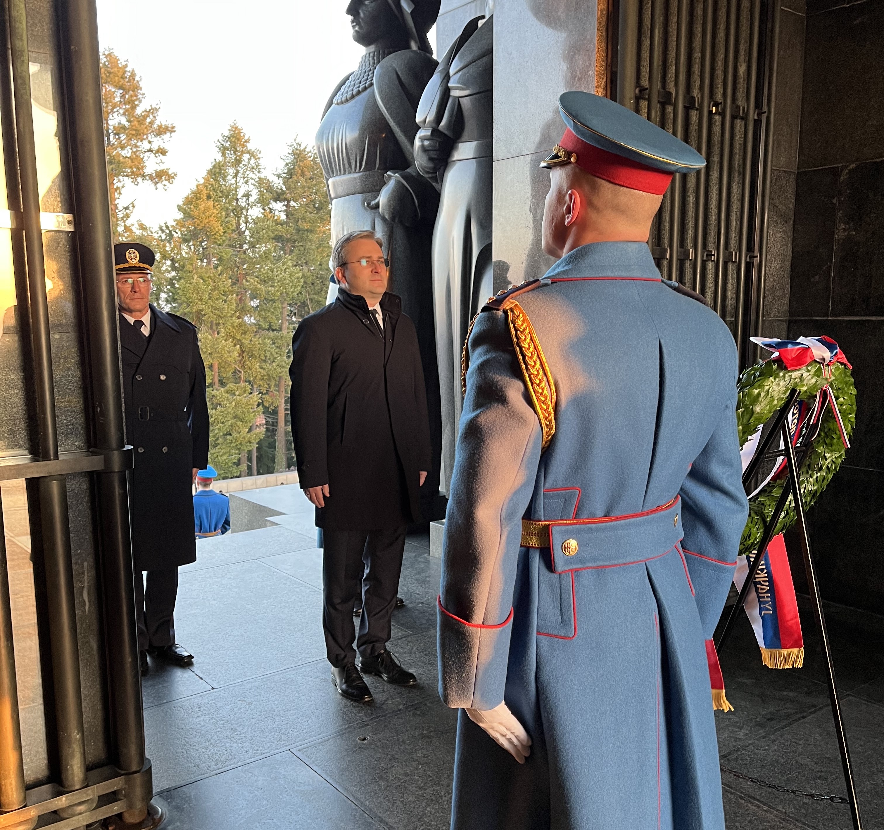 Министар Селаковић положио венац крај споменика Незнаном јунаку