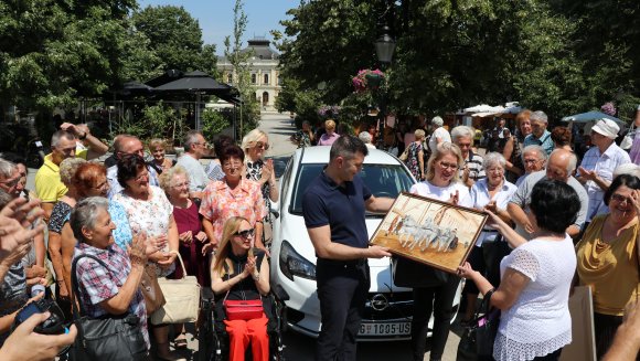 Министар Ђорђевић уручио је возило Савезу инвалида рада Војводине у Сремским Карловцима