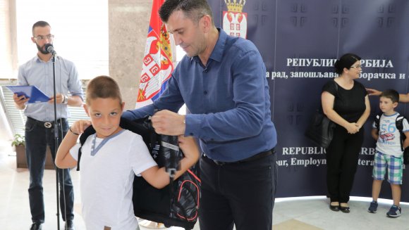 Министар Ђорђевић поделио ранчеве будућим првацима