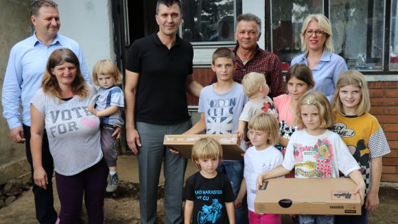 Ђорђевић посетио породицу са десеторо деце у Медвеђи и обећао им помоћ