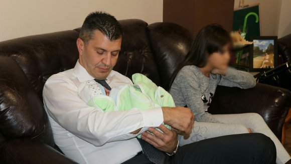 Министар Ђорђевић посетио бебу која је пре месец дана остављена у контејнеру у Жаркову