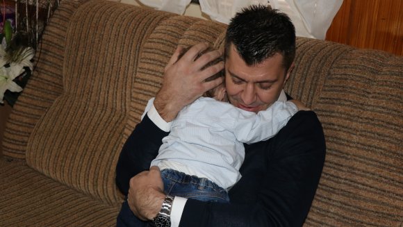 Тадија, који је одмах по рођењу остављен у снегу, иде на усвојење