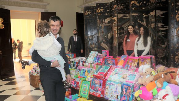 Подељени поклони и новогодишњи пакетићи деци на Белом двору