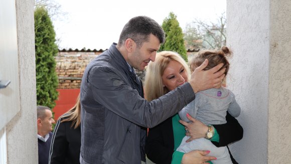 Министар Ђорђевић на 8. март у посети Сигурној кући