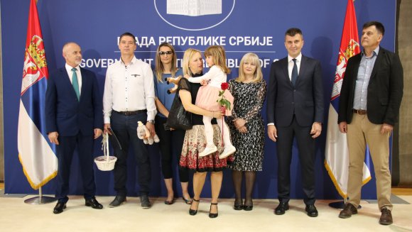 ЂОРЂЕВИЋ ДОНЕО ОДЛУКУ: Девојчица Ленка враћена породици Савић