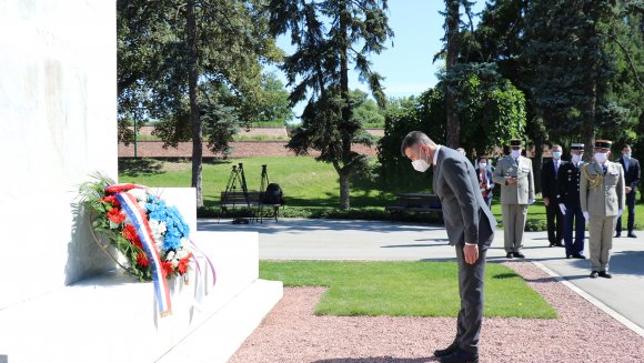 Ђорђевић положио венац на Споменик захвалности Француској поводом националног празника