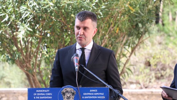 Изасланик председника Републике Србије Александра Вучића, министар за рад, запошљавање, борачка и социјална питања Зоран Ђорђевић, положио је венце и одао почаст код спомен – костурнице у Маузолеју на острву Видо и у „Плаву гробницу“. „Данас обележавамо годишњицу Албанске голготе српске војске у Првом светском рату и присећамо се њеног непосусталог морала, као и храбрости српске војске у биткама на Солунском фронту, али и помоћи која нам је пружена од стране нама пријатељског грчког народа и земаља Антанте 