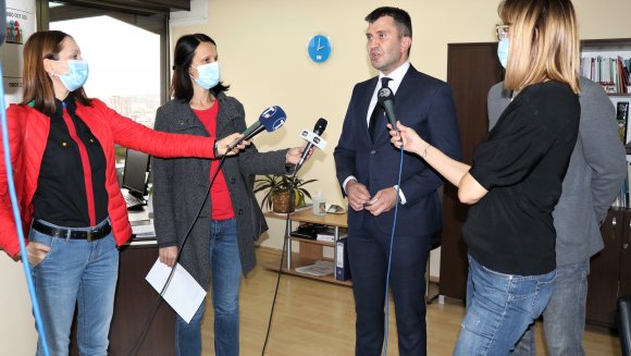 Ђорђевић обишао кол центар поводом обележавања јубилеја Дечијег саветодавног телефона- Надел Србија