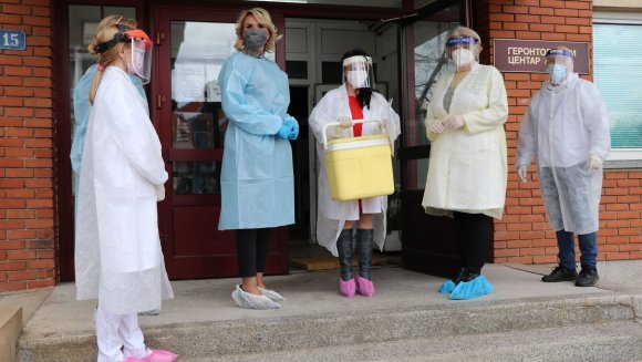 Министарка Кисић Тепавчевић  са запосленима у Геронтолошком центру у Нишу на почетку вакцинације