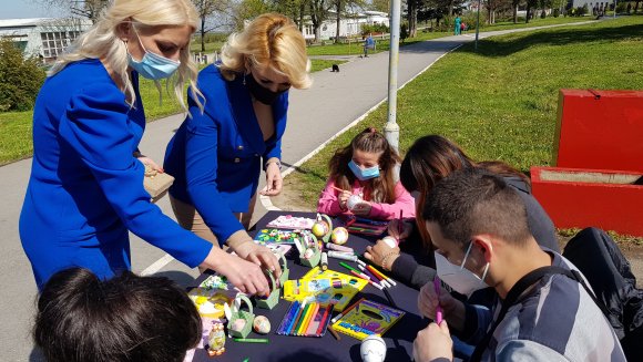 Кисић Тепавчевић са корисницима Установе за децу и младе „Сремчица“ на манифестацији „Ускршње чаролије“