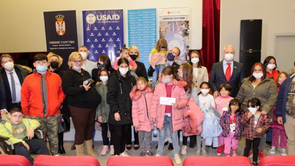 Уручена хуманитарна новчана давања породицама са децом у Бољевцу