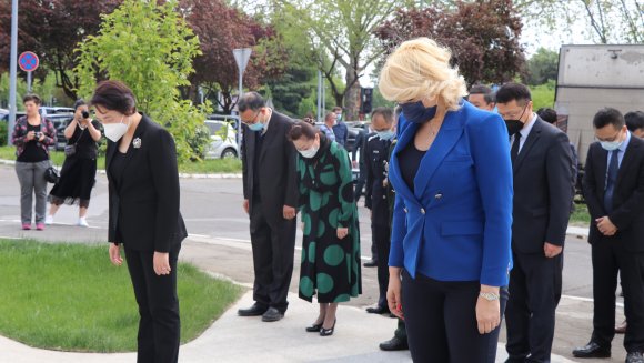 Одата почаст погинулим кинеским новинарима у бомбардовању зграде Амбасаде Кине у Србији