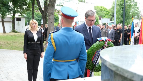 Председник Вучић и министарка Кисић Тепавчевић положили венац на Споменик јунацима са Кошара