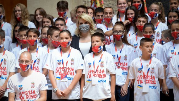 Председник Вучић и министарка Кисић са младим спортистима са Косова и Метохије,  Републике Српске и дијаспоре