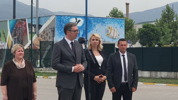 Председник Вучић и министарка Кисић Тепавчевић у фабрици „Teklas automotive“ у Владичином Хану