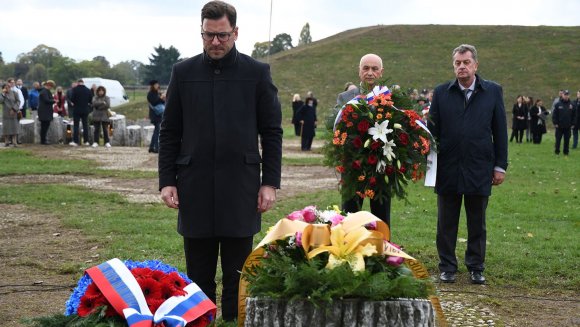 Државни секретар Јанић положио венац поводом 80 година од стрељања талаца у Краљеву