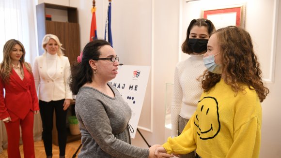 „Упознај ме“ - младе особе са инвалидитетом у разговору са својим вршњацима