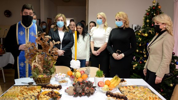 Министарка Кисић Тепавчевић на Бадњи дан са корисницима Установе за децу и младе „Сремчица“