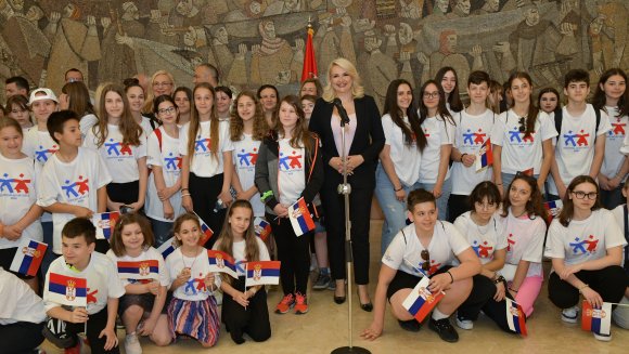 КИСИЋ СА ДЕЦОМ ИЗ РЕГИОНА И ДИЈАСПОРЕ: Ваша Србија ће вас увек дочекати раширених руку