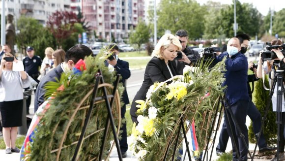 Одата почаст погинулим кинеским новинарима у бомбардовању зграде Амбасаде Кине у Србији