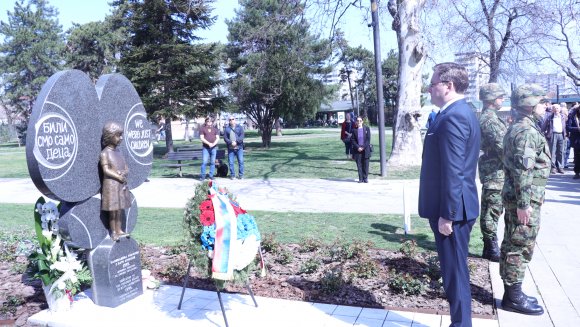 Министар Селаковић положио венац на Споменик деци страдалој у НАТО агресији
