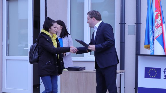 Селаковић на додели социјалних станова 12 породица у Чачку