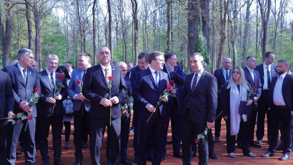 Министар Селаковић приуствовао обележавању Дана сећања на жртве усташког злочина геноцида у Концентрационом логору Јасеновац и његовом највећем стратишту Доња Градина