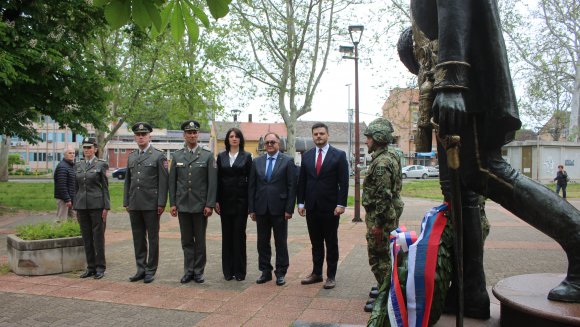 Делгација Министартсва положила венац на споменик војводи Шупљикцу