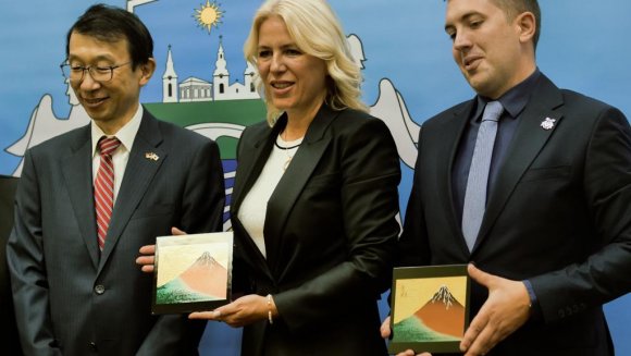 Барошевић на примопредаји донације Јапана удружењу „Бисер“ у Србобрану