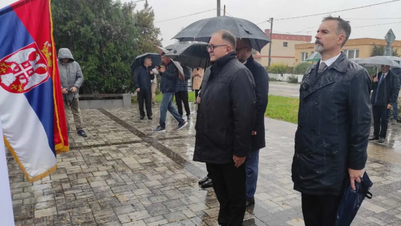 Државни секретар Антић положио венац страдалима у логору Велики Међер