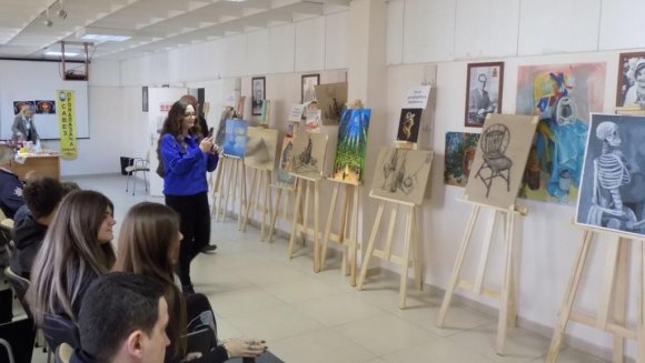 Сектор за заштиту особа са инвалидитетом Министарства подржао изложбу слика у оквиру пројекта “Предузетништво и стварање уметничког дела” 