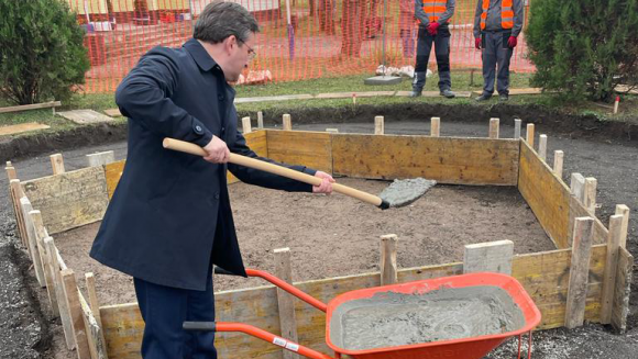 Министар Селаковић у Бачкој Тополи  на полагању камена темељца за Споменик палим борцима 1990 – 1999. године