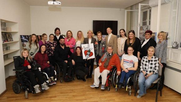 Помоћник министра Биљана Барошевић присуствовала изложби и инклузивној радионици у Новом Саду