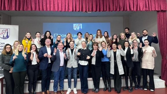 Барошевић на јавном часу знаковног српског језика у школи за оштећене слухом – наглуве „Стефан Дечански“