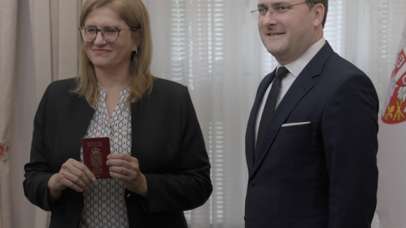 Министар Селаковић уручио српски пасош и решење о држављанству ћерки Благоја Јововића