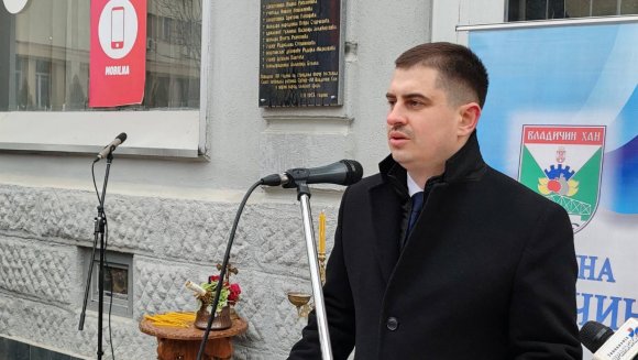 Дејан Антић у Владичином Хану открио Спомен плочу Тетовским мученицима