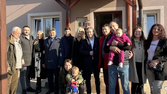 Министар Селаковић посетио породицу Милојевић која је купила своју прву некретнину уз субвенцију државе