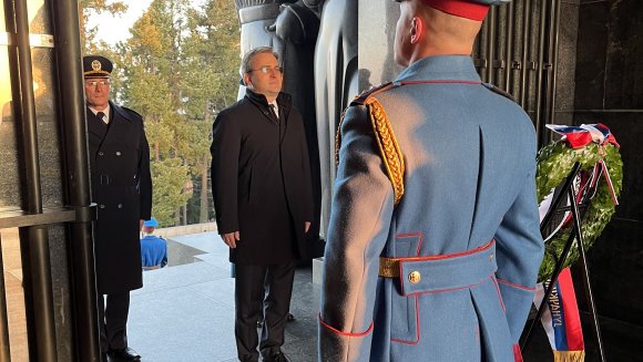 Министар Селаковић положио венац крај споменика Незнаном јунаку