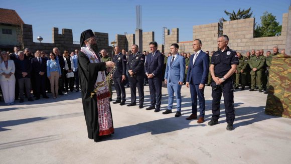 Дејан Антић на освећењу темеља Цркве у бази жандармерије у Алексинцу
