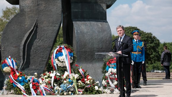 Говор изасланика председника Републике Србије, министра за рад, запошљавање, борачка и социјална питања Николе Селаковића на обележавању  Дана сећања на жртве Холокауста, геноцида и других жртава фашизма у Другом светском рату