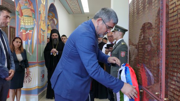 Министар Старовић положио венац Новим косовским јунацима