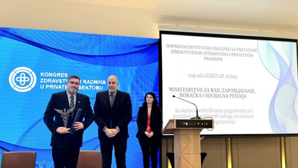 Министару Немањи Старовићу уручена награда ЕSKULAP