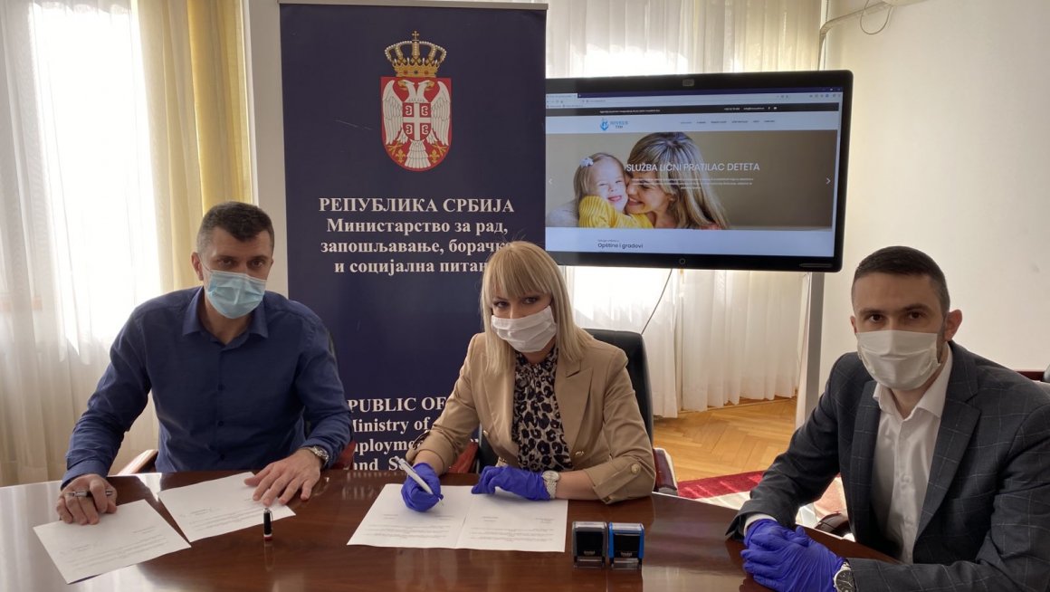 Министарству упућена још једна донација у виду заштитних маски, хируршких капа и каљача