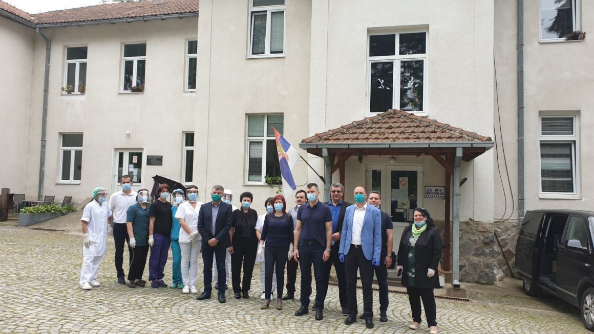 Ђорђевић поделио заштитне комбинезоне установама социјалне заштите за смештај корисника у Сурдулици, Дољевцу, Лесковцу и Јагодини