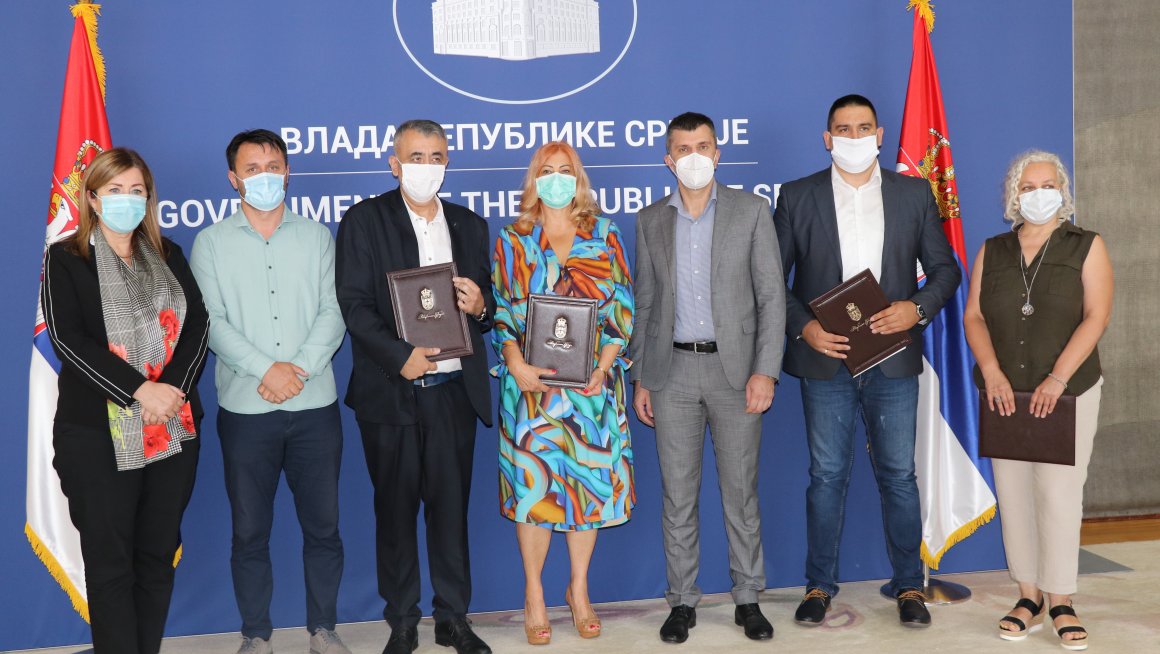 Удружењима уручени уговори за добијање средстава у циљу економског оснаживања жена из категорије једнородитељских породица