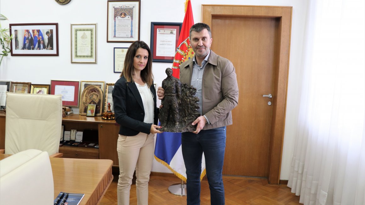 Ђорђевић уручио статуу Милана Тепића његовој ћерки 